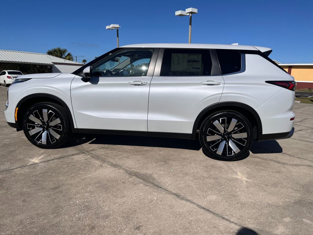 New 2025 Mitsubishi Outlander SE image 6