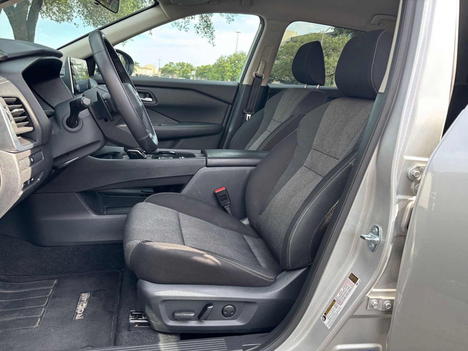 Used 2025 Nissan Rogue SV FWD image 22
