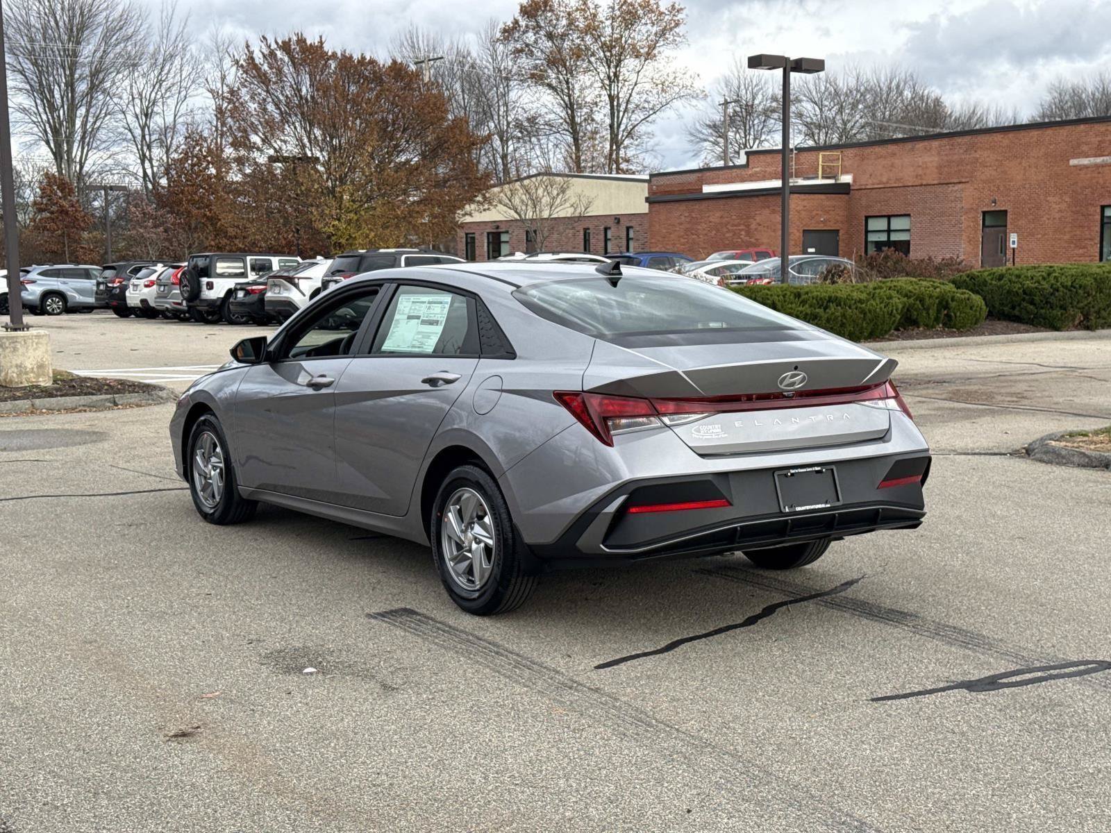 Used 2026 Hyundai Elantra SE FWD image 7