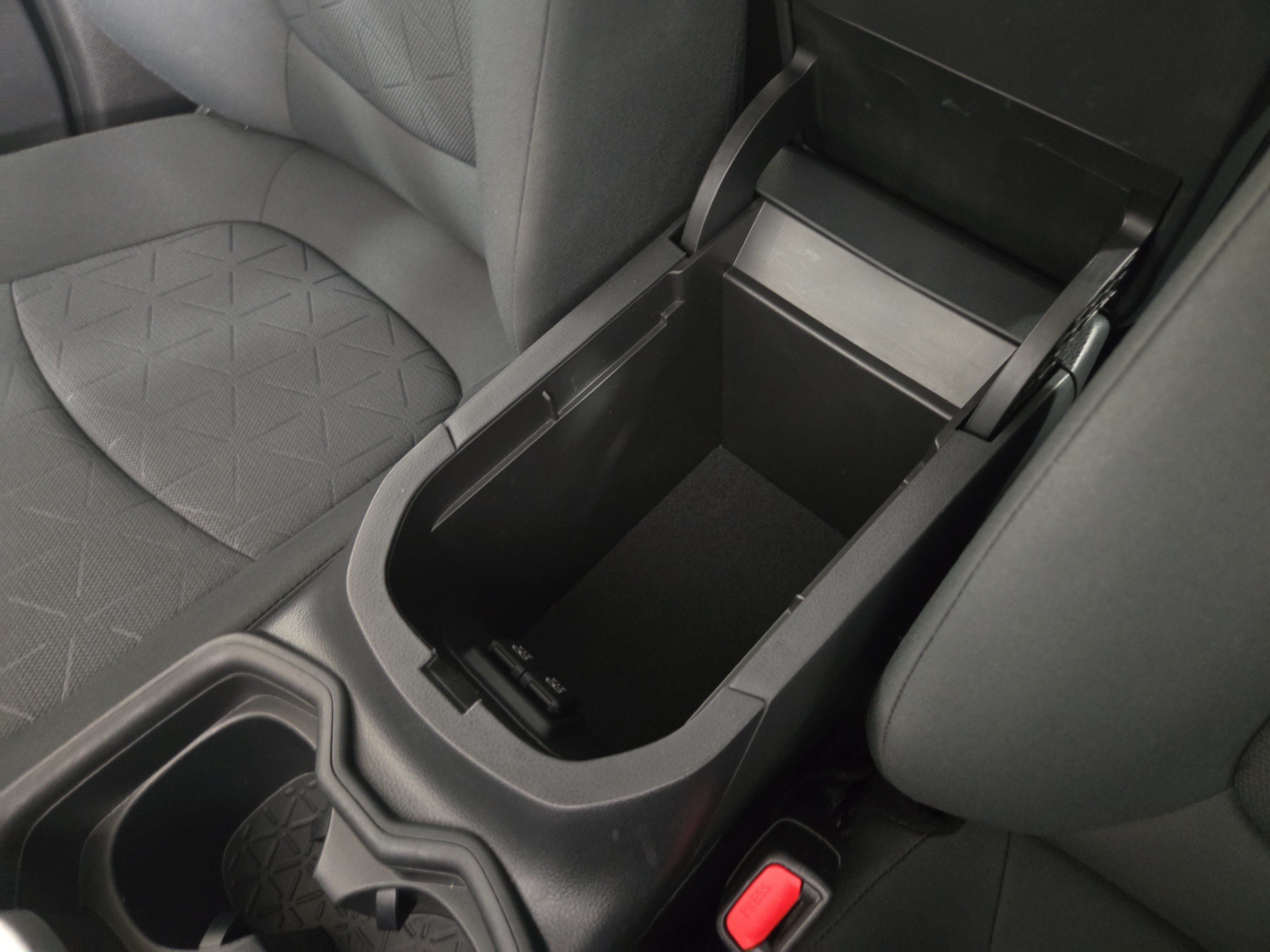 Used 2020 Toyota RAV4 XLE w/ Convenience Package FWD image 30