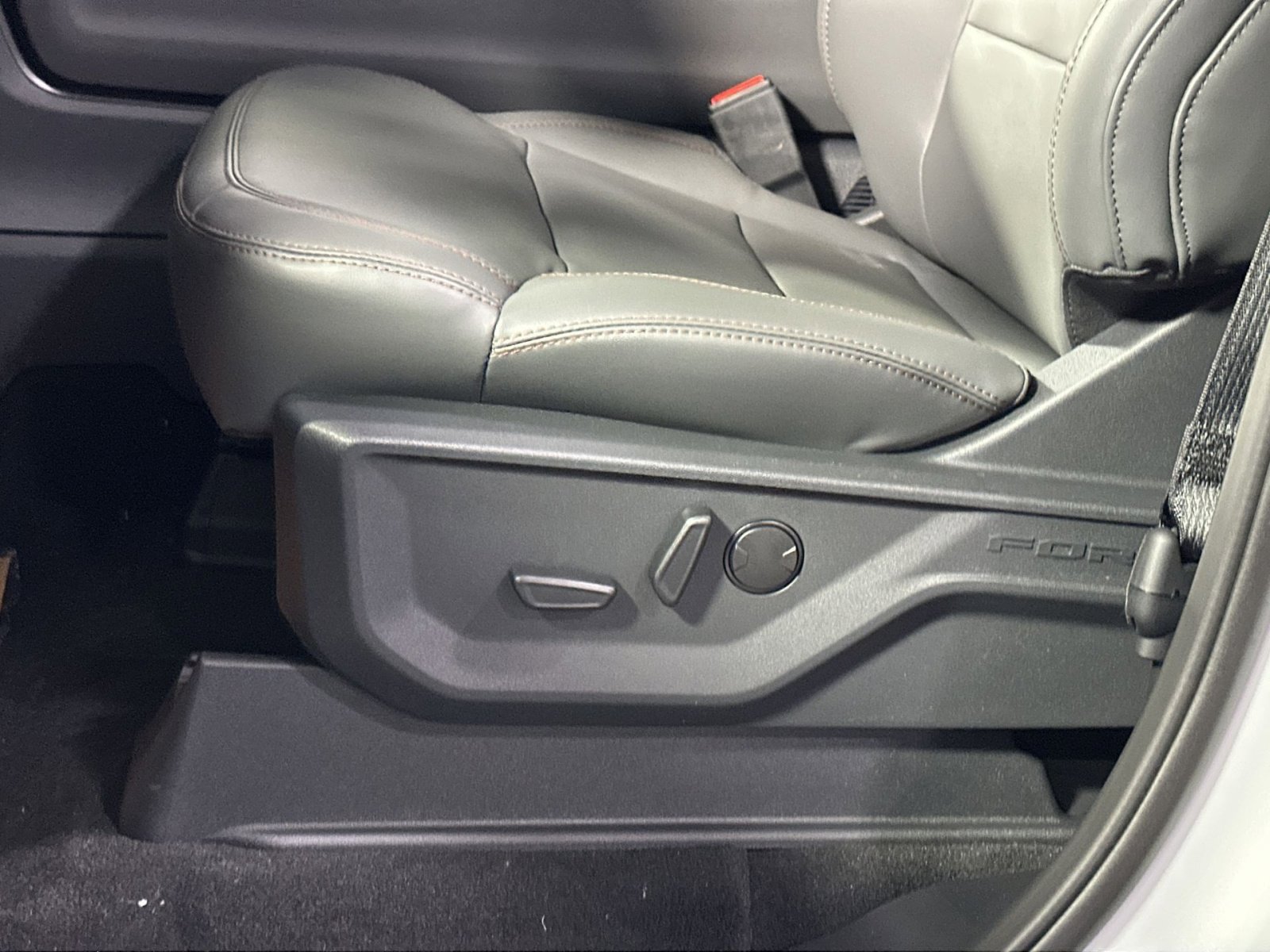 New 2025 Ford Expedition Active image 14