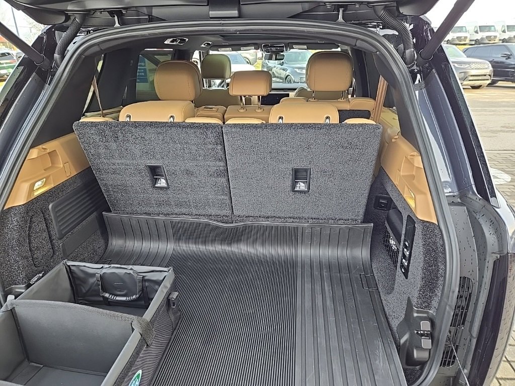 Used 2025 Land Rover Range Rover Long Wheelbase SE image 18