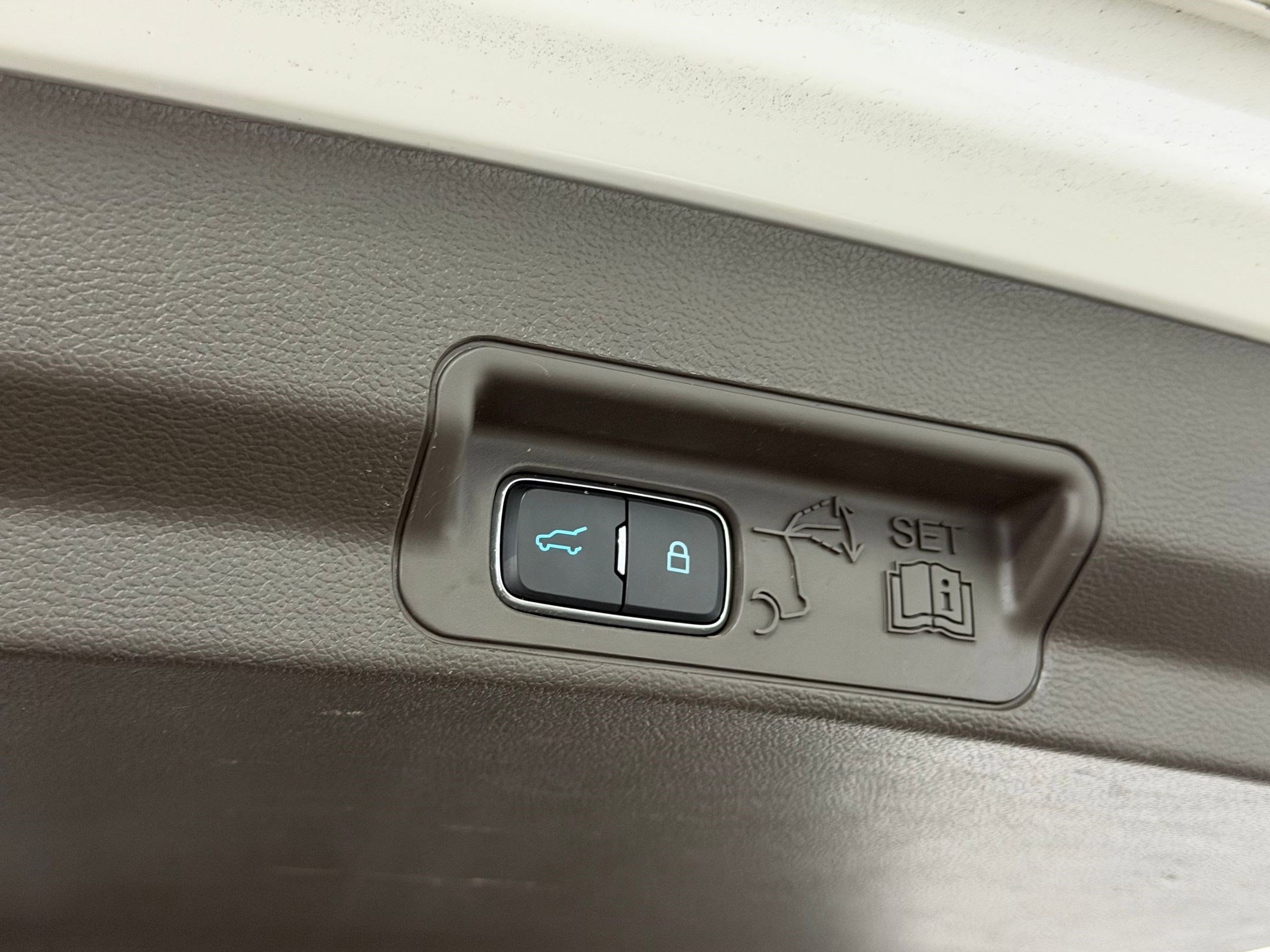 Used 2020 Ford Explorer Platinum w/ Premium Technology Package AWD/4WD image 41