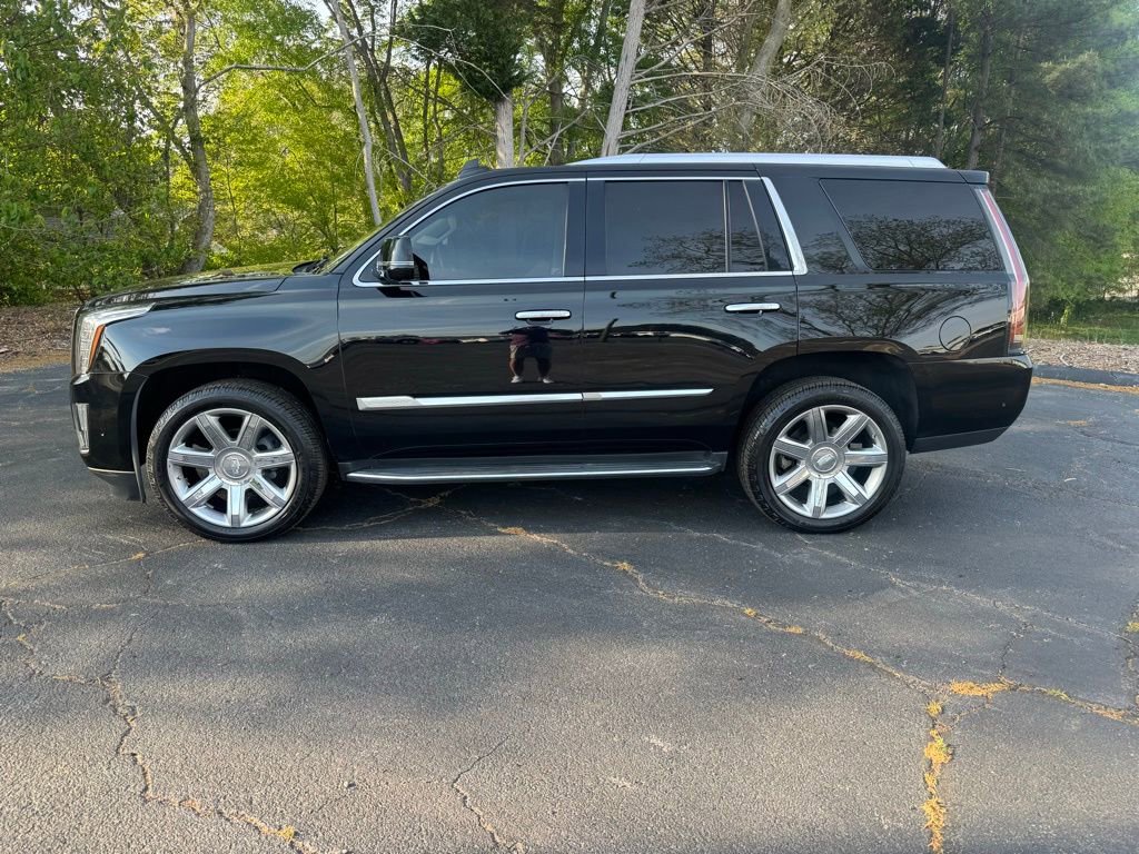 Used 2018 Cadillac Escalade Luxury AWD/4WD image 2