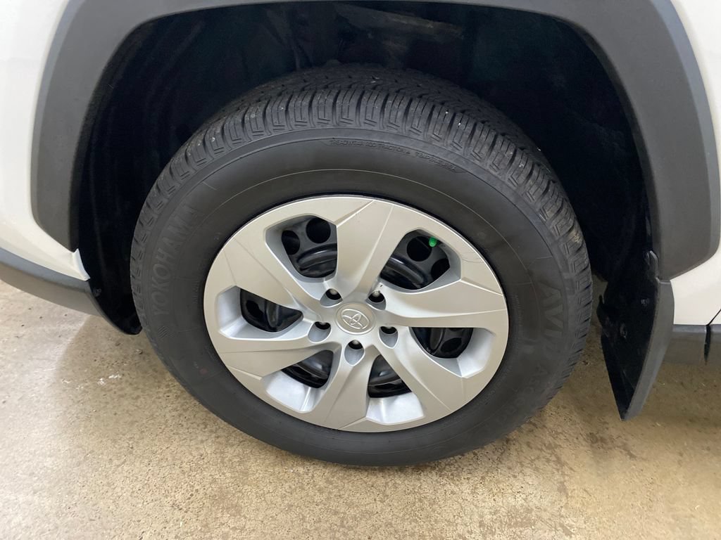 Used 2019 Toyota RAV4 LE AWD/4WD image 15