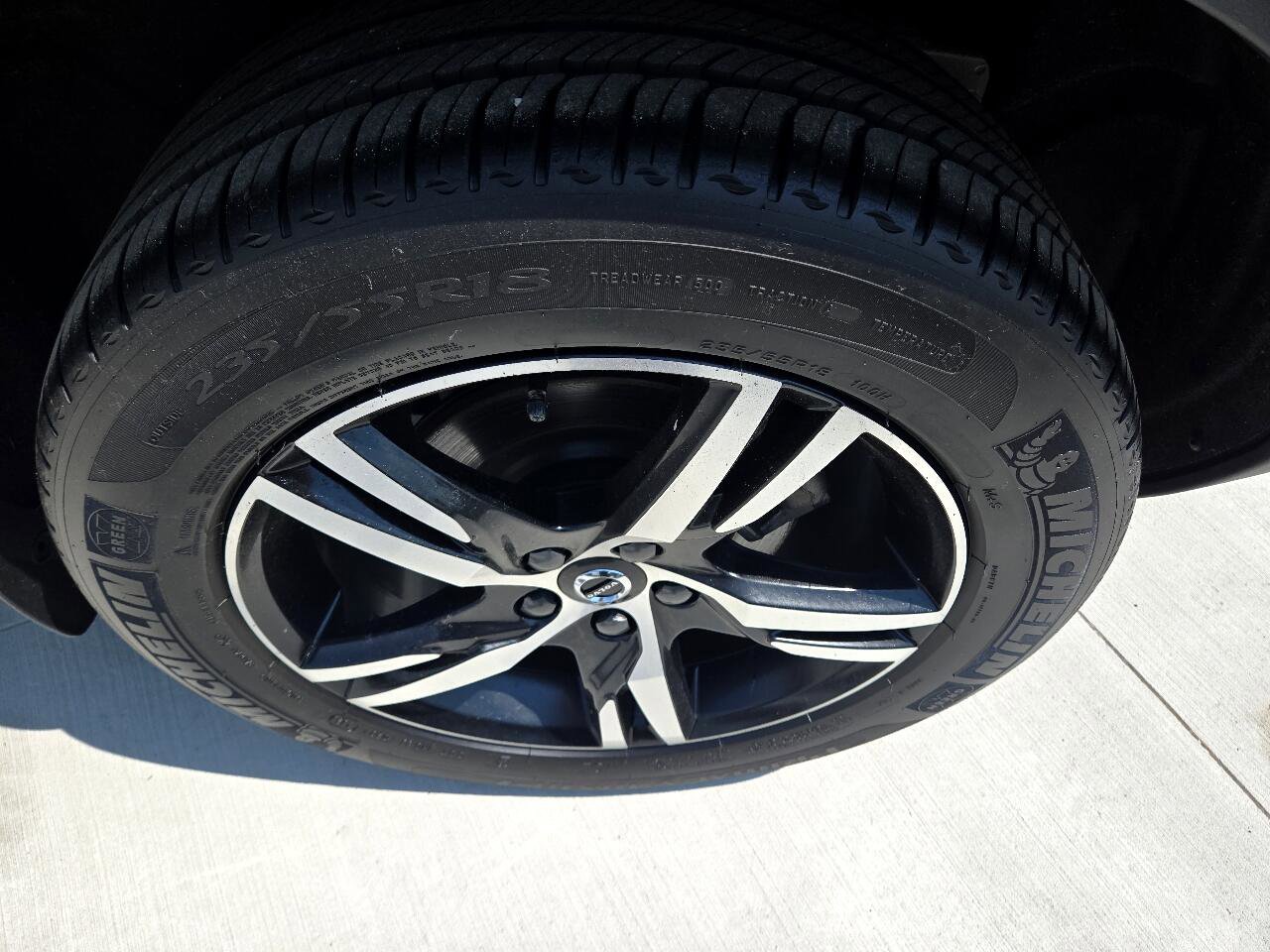 Used 2024 Volvo XC40 B5 Core image 7