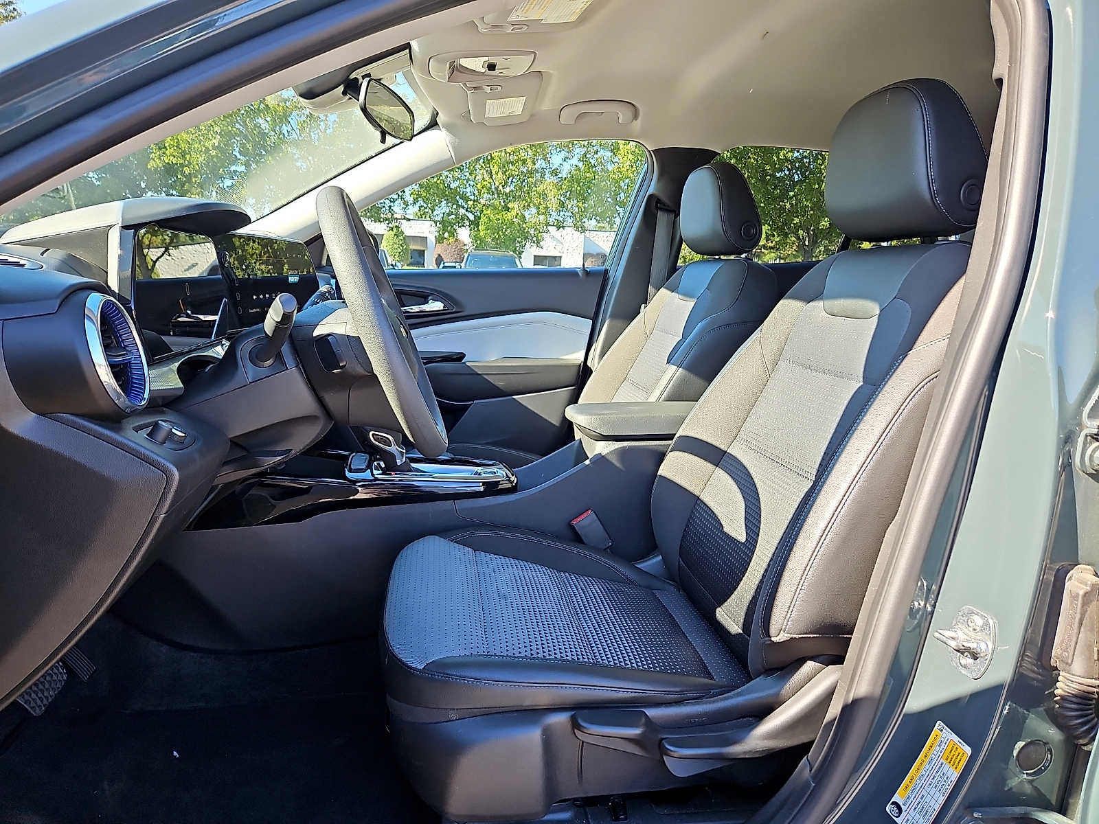 Used 2025 Chevrolet Trax LT FWD image 13