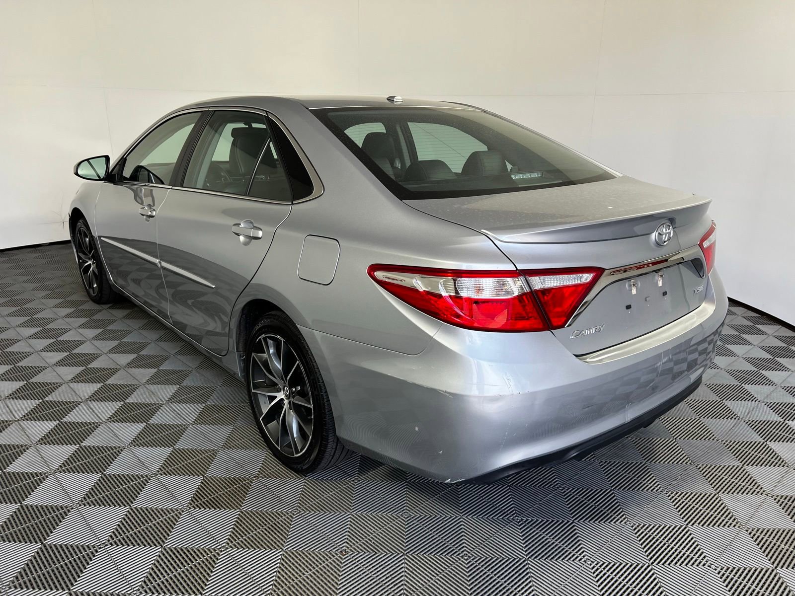 Used 2017 Toyota Camry XSE w/ Moonroof Package FWD image 7