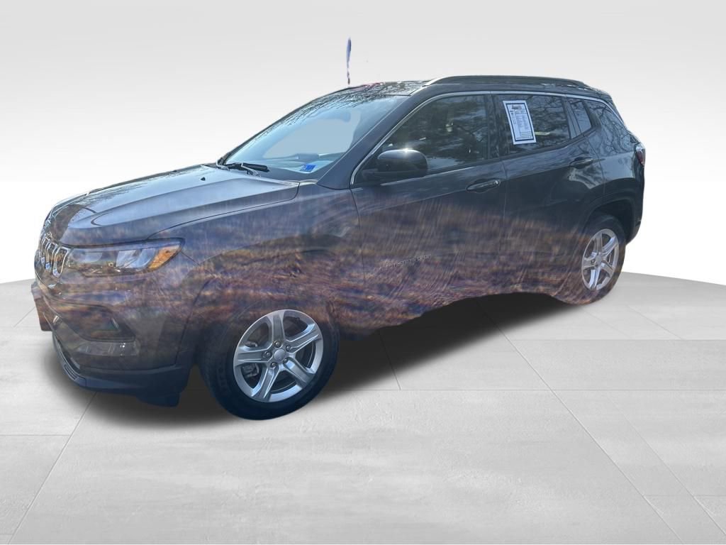 Used 2024 Jeep Compass Latitude image 2