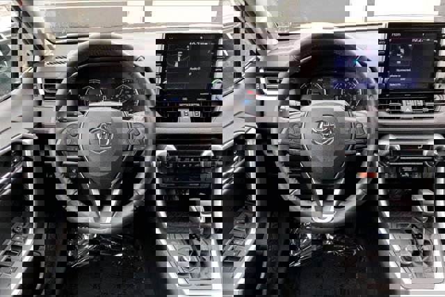 Used 2022 Toyota RAV4 XLE Premium image 4