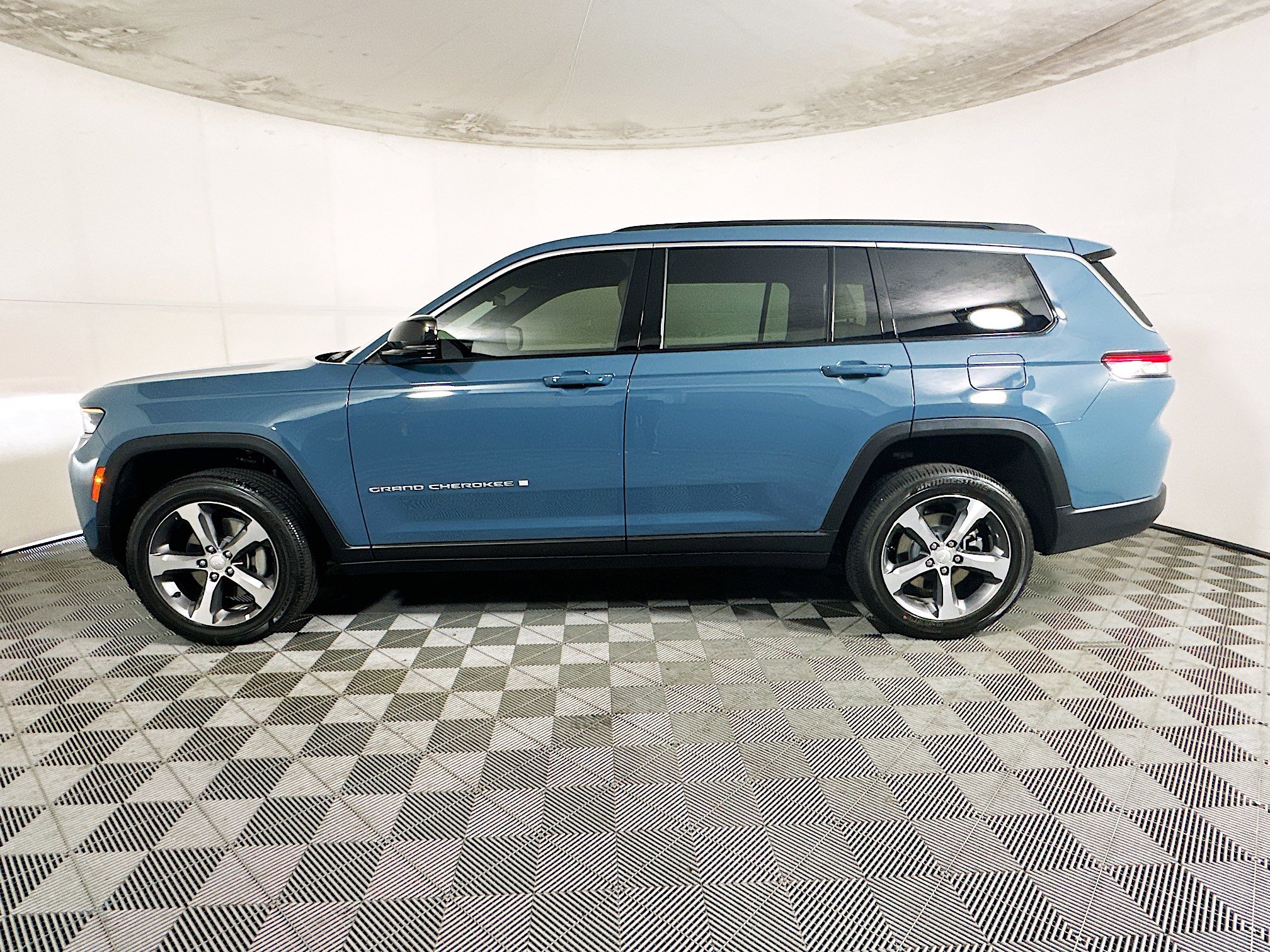 Used 2026 Jeep Grand Cherokee L Limited RWD image 6