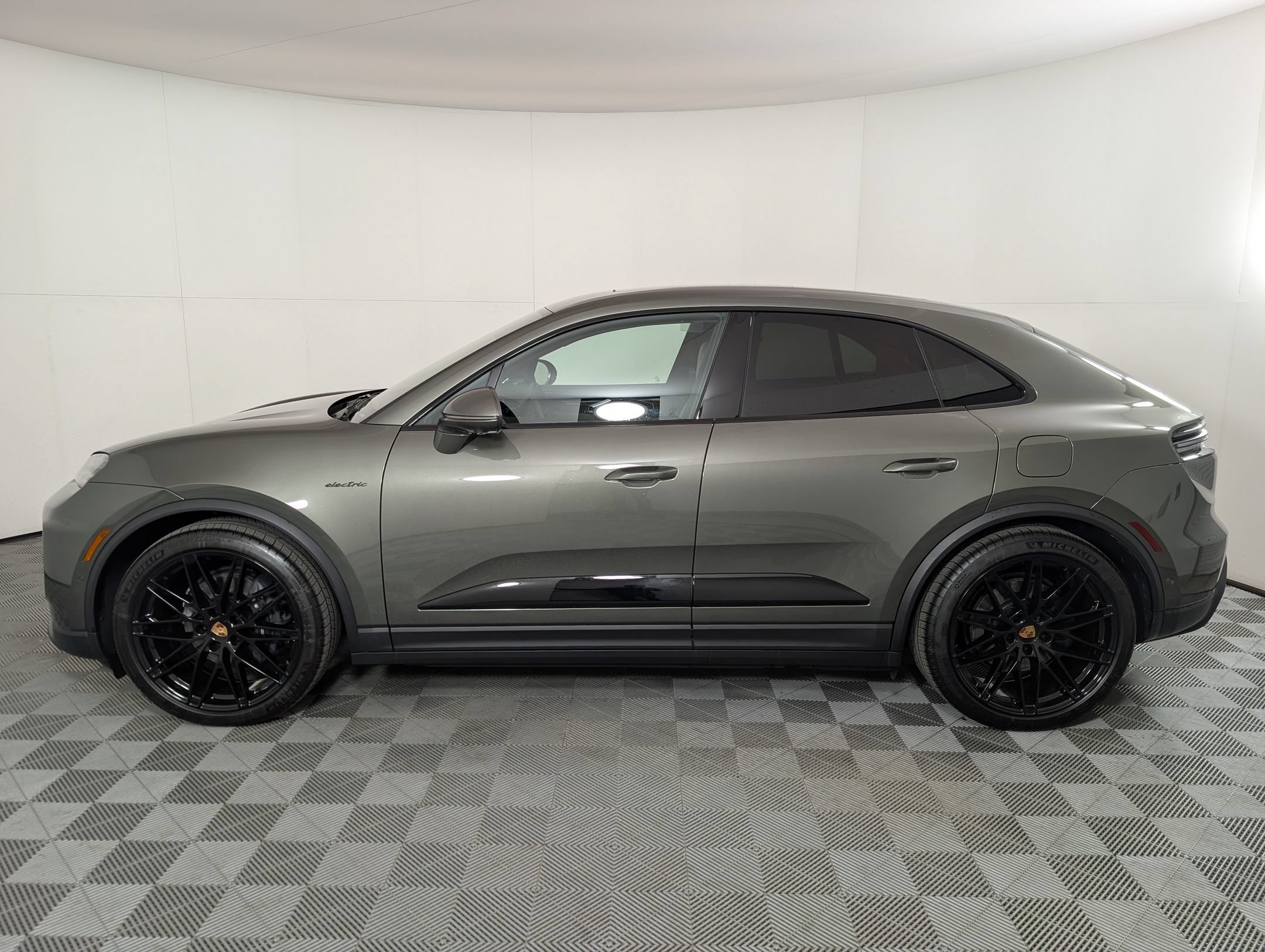 Used 2026 Porsche Macan 4 Electric AWD/4WD image 2