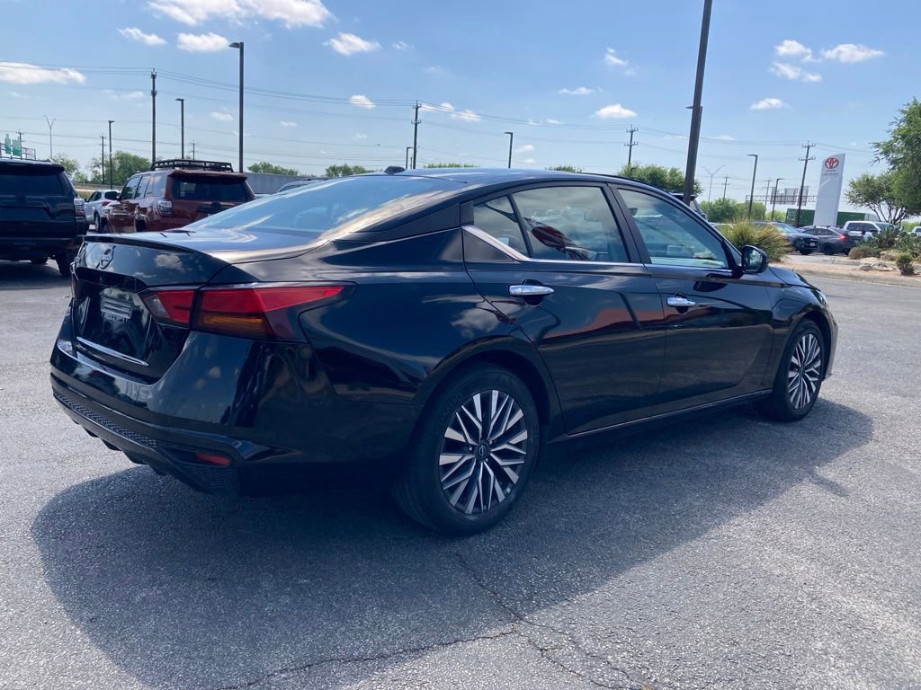 Used 2025 Nissan Altima 2.5 SV image 2