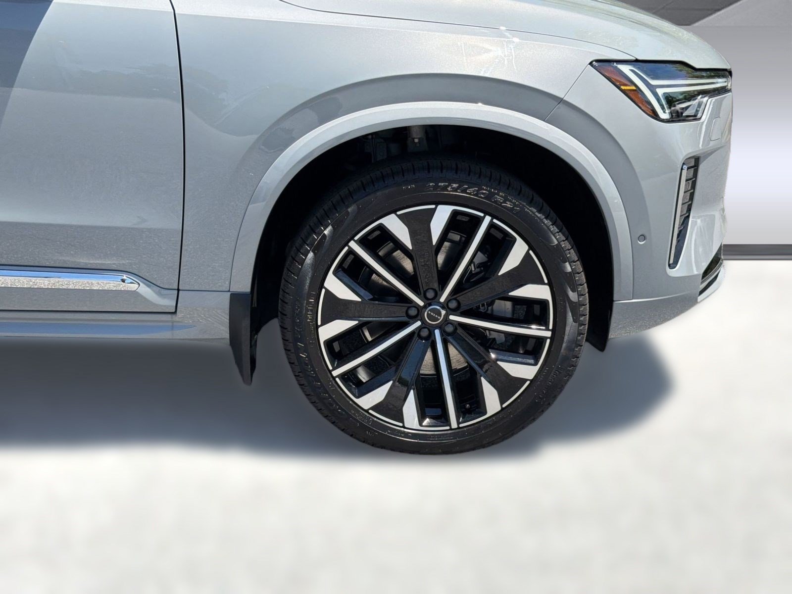 New 2026 Volvo XC90 B6 Plus w/ Protection Package Premier AWD/4WD image 11