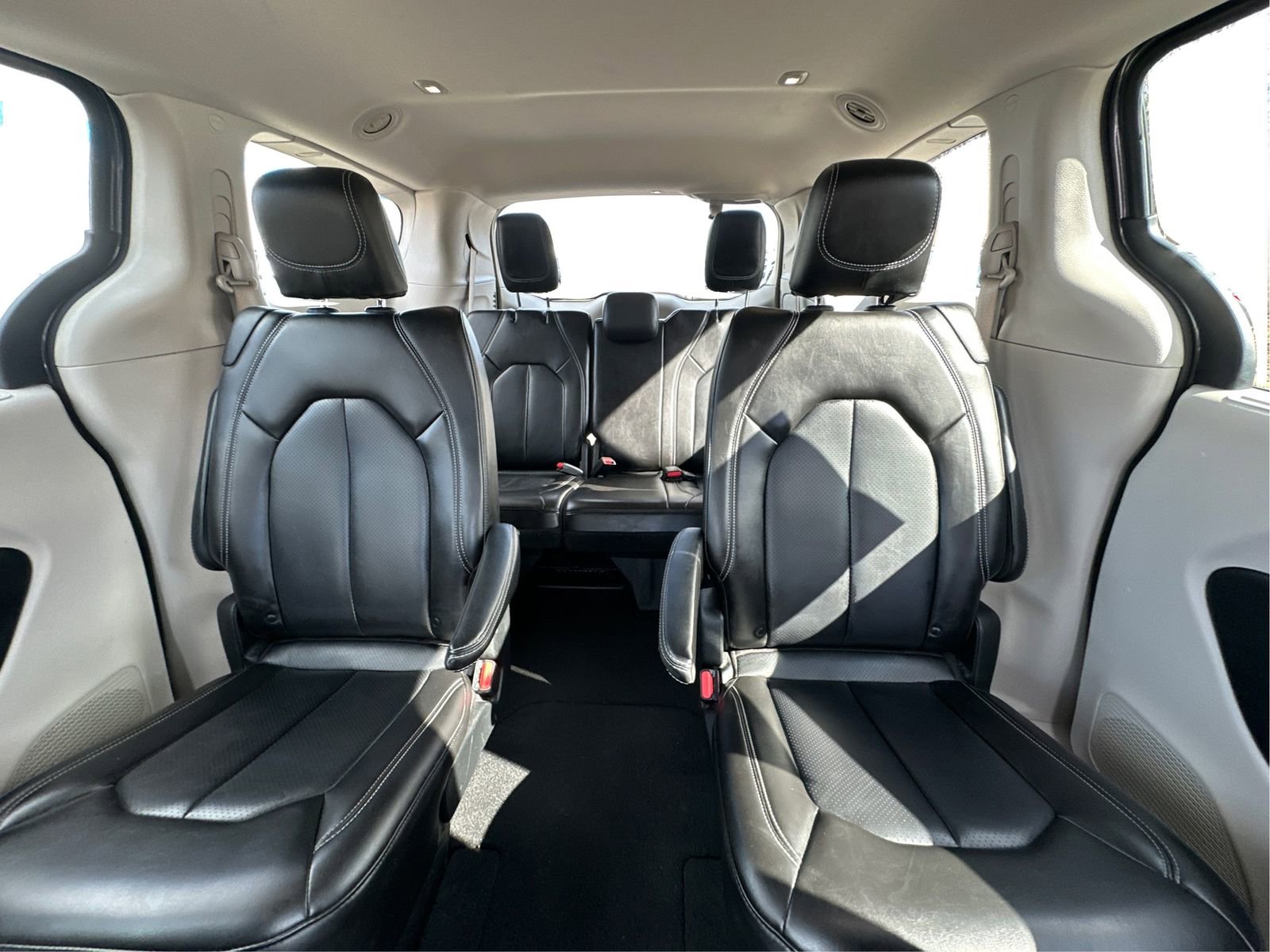 Used 2023 Chrysler Pacifica Touring-L FWD image 14
