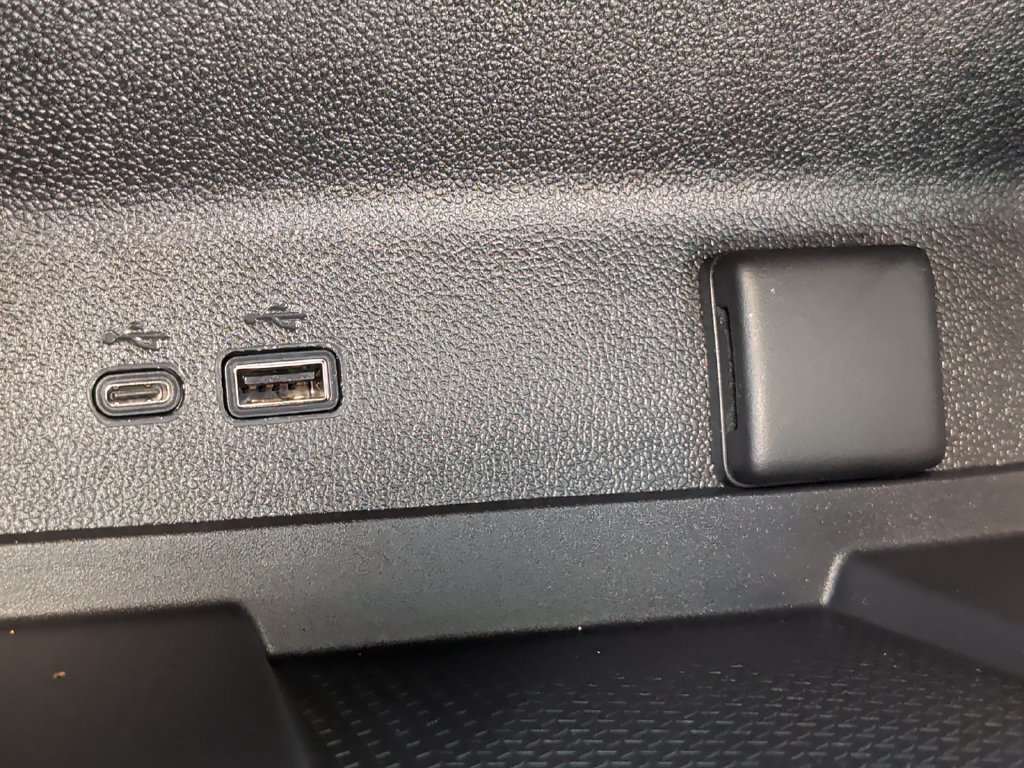 Used 2026 Chevrolet Traverse RS w/ LPO, Floor Liner Package FWD image 28