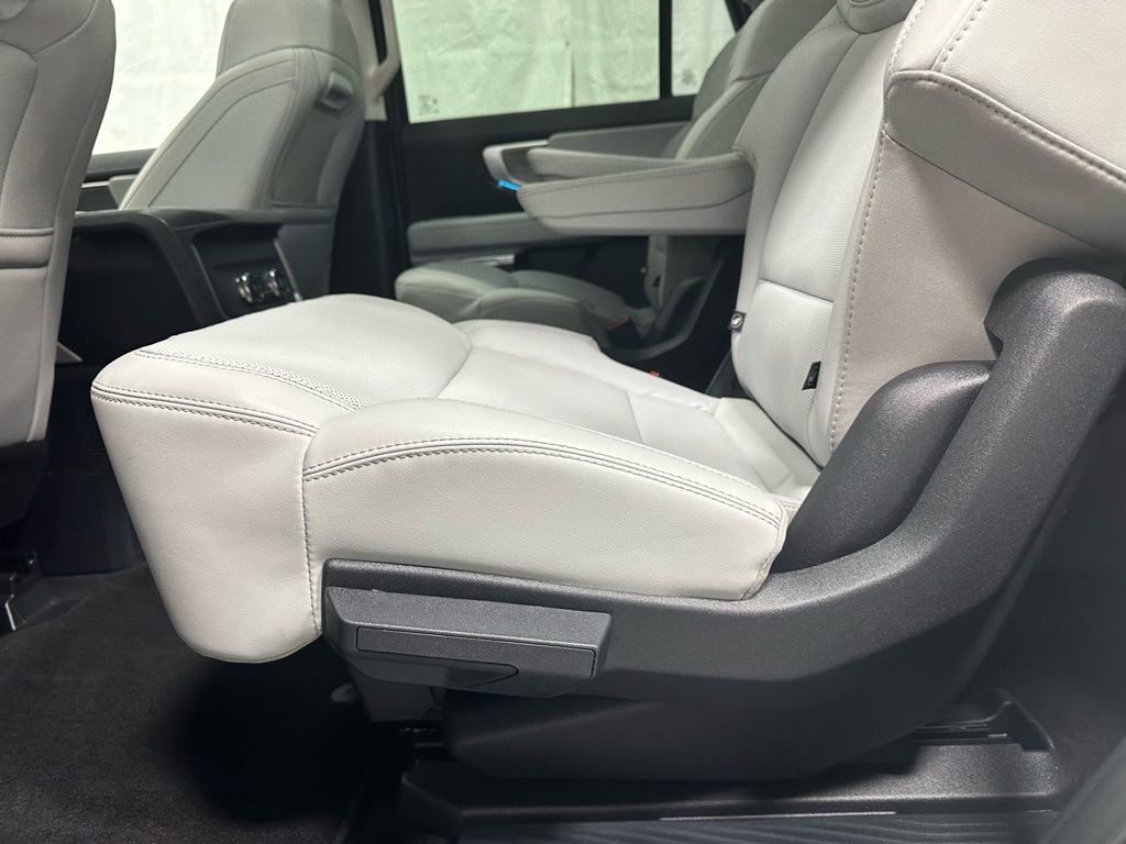 Used 2025 Ford Expedition Platinum image 37