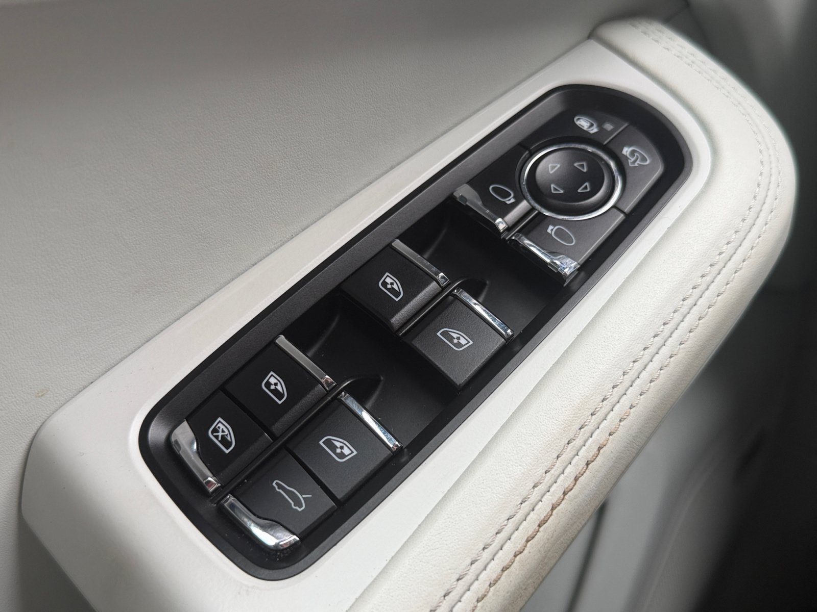 Used 2020 Porsche Macan Turbo AWD/4WD image 16