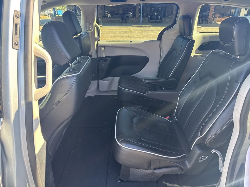 Used 2024 Chrysler Pacifica Limited image 10