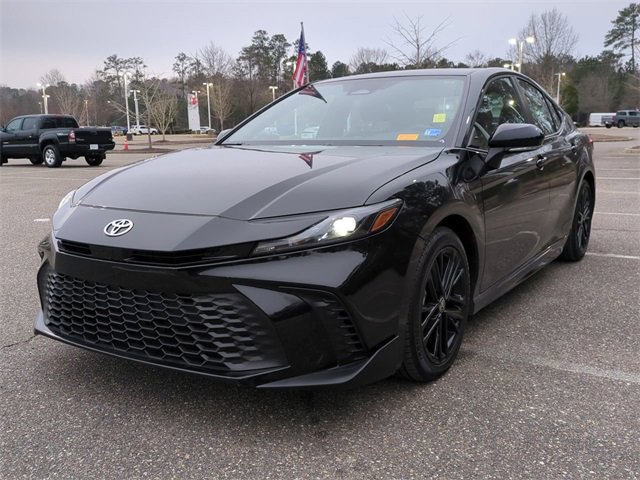 Used 2025 Toyota Camry SE image 8