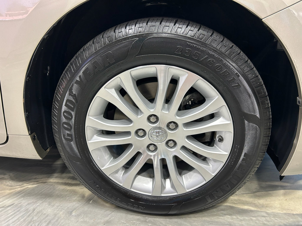 Used 2017 Toyota Sienna XLE w/ XLE Navigation Package FWD image 25