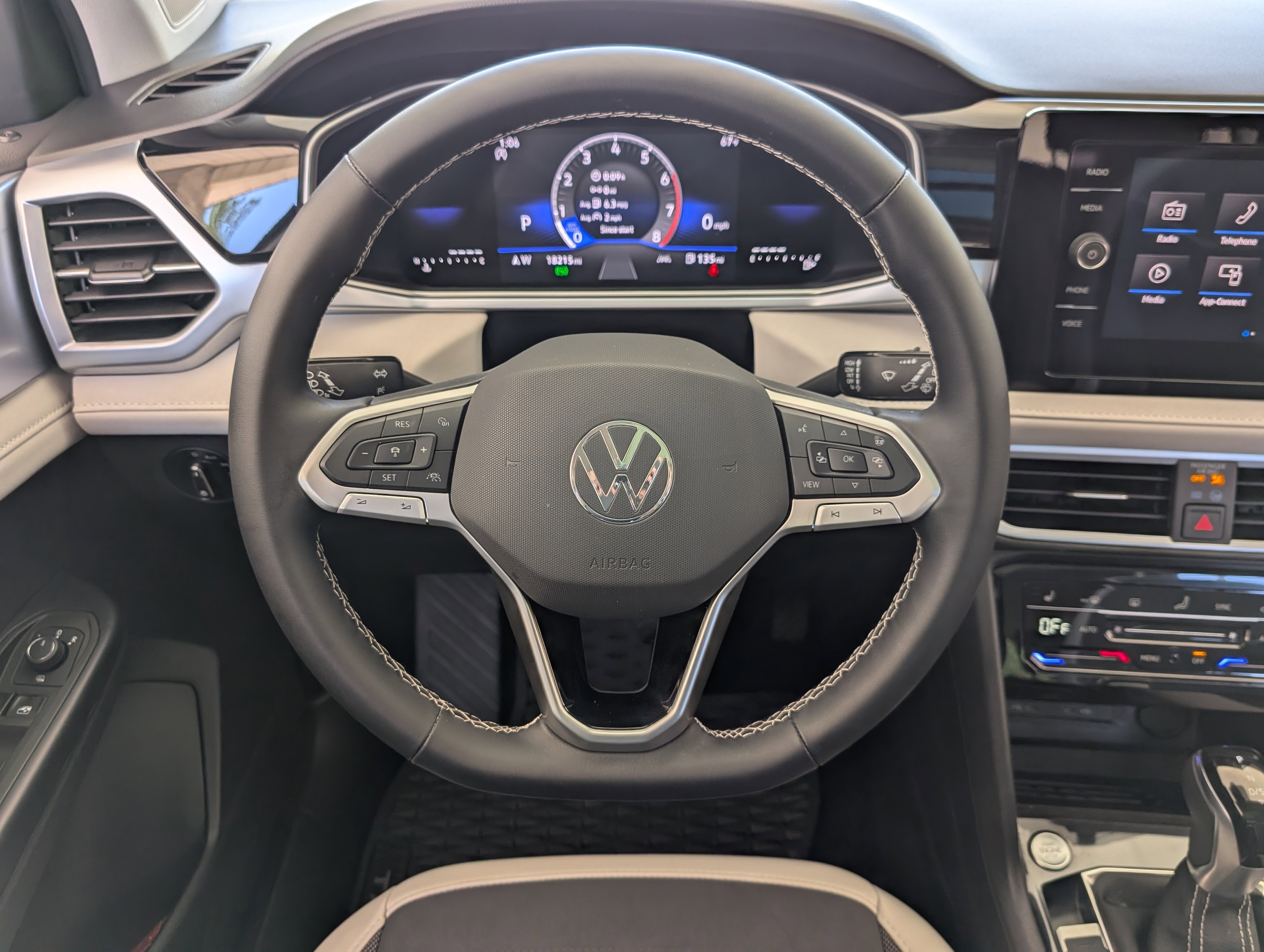 Used 2025 Volkswagen Taos SE w/ Panoramic Sunroof Package FWD image 24