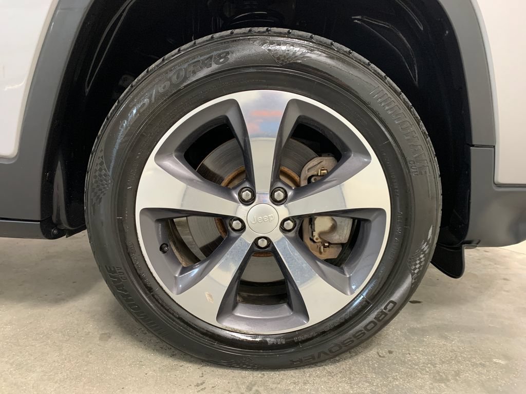 Used 2019 Jeep Cherokee Limited AWD/4WD image 30