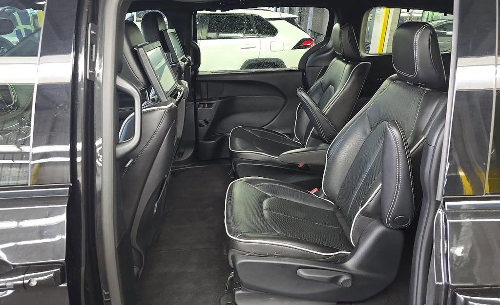 Used 2023 Chrysler Pacifica Limited w/ Uconnect Theater Family Group FWD image 12