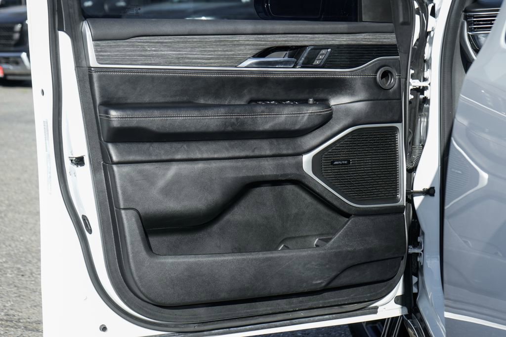 Used 2022 Jeep Wagoneer Series III w/ Rear Seat Video Group 1 image 16