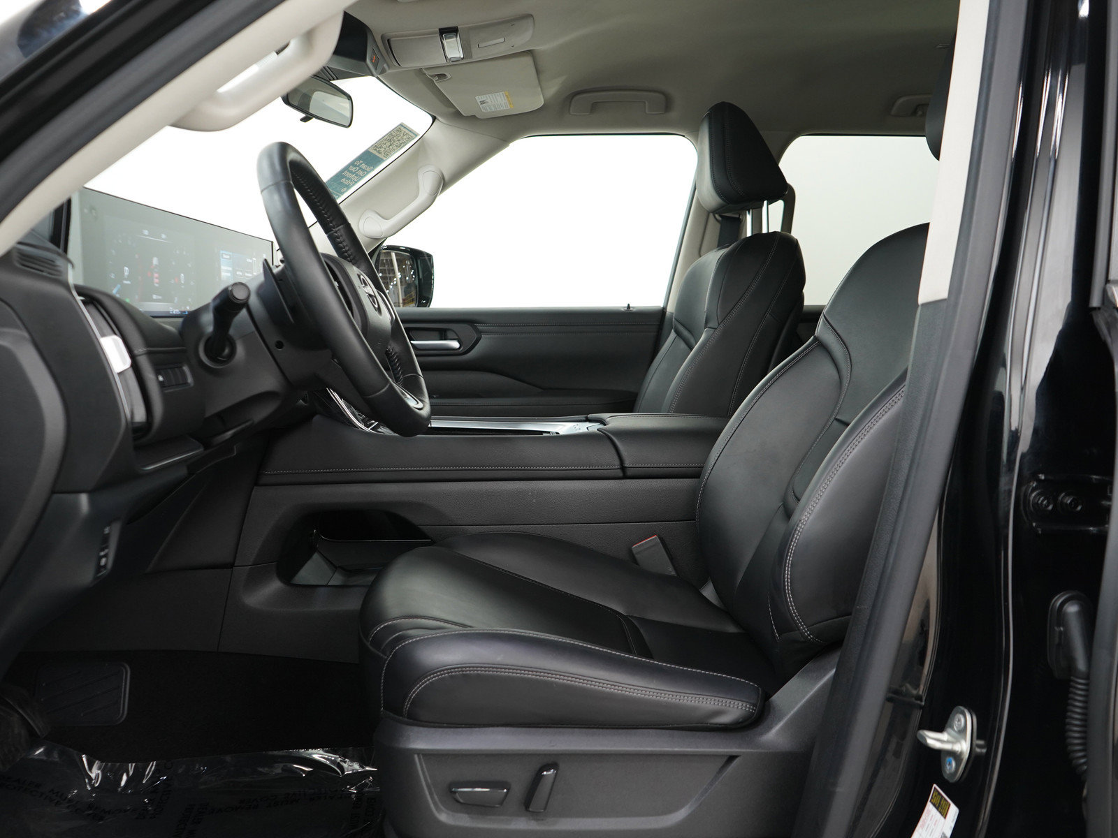 Used 2025 Nissan Armada SV AWD/4WD image 23