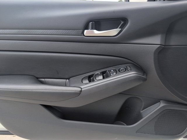 Used 2025 Nissan Altima 2.5 SV FWD image 11