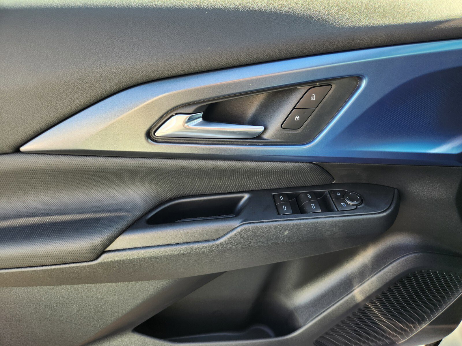 New 2026 Chevrolet Equinox EV LT image 12