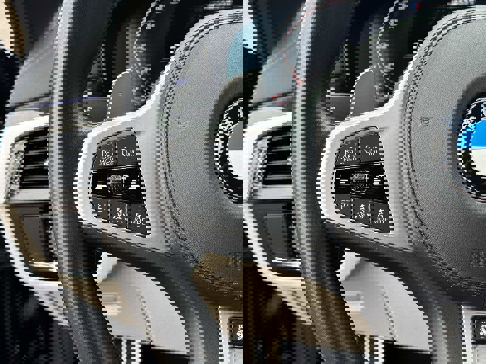 Used 2021 BMW M550i xDrive w/ Executive Package image 30