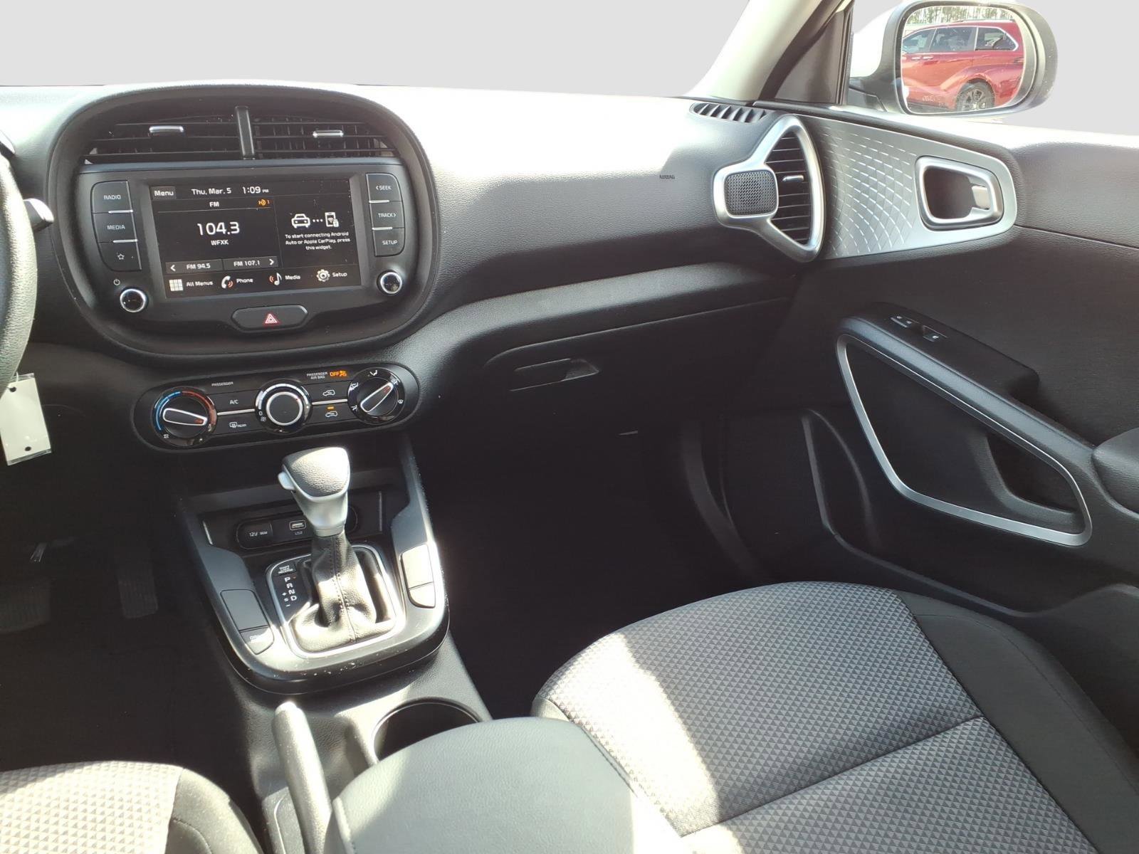 Used 2025 Kia Soul LX w/ LX Technology Package FWD image 9