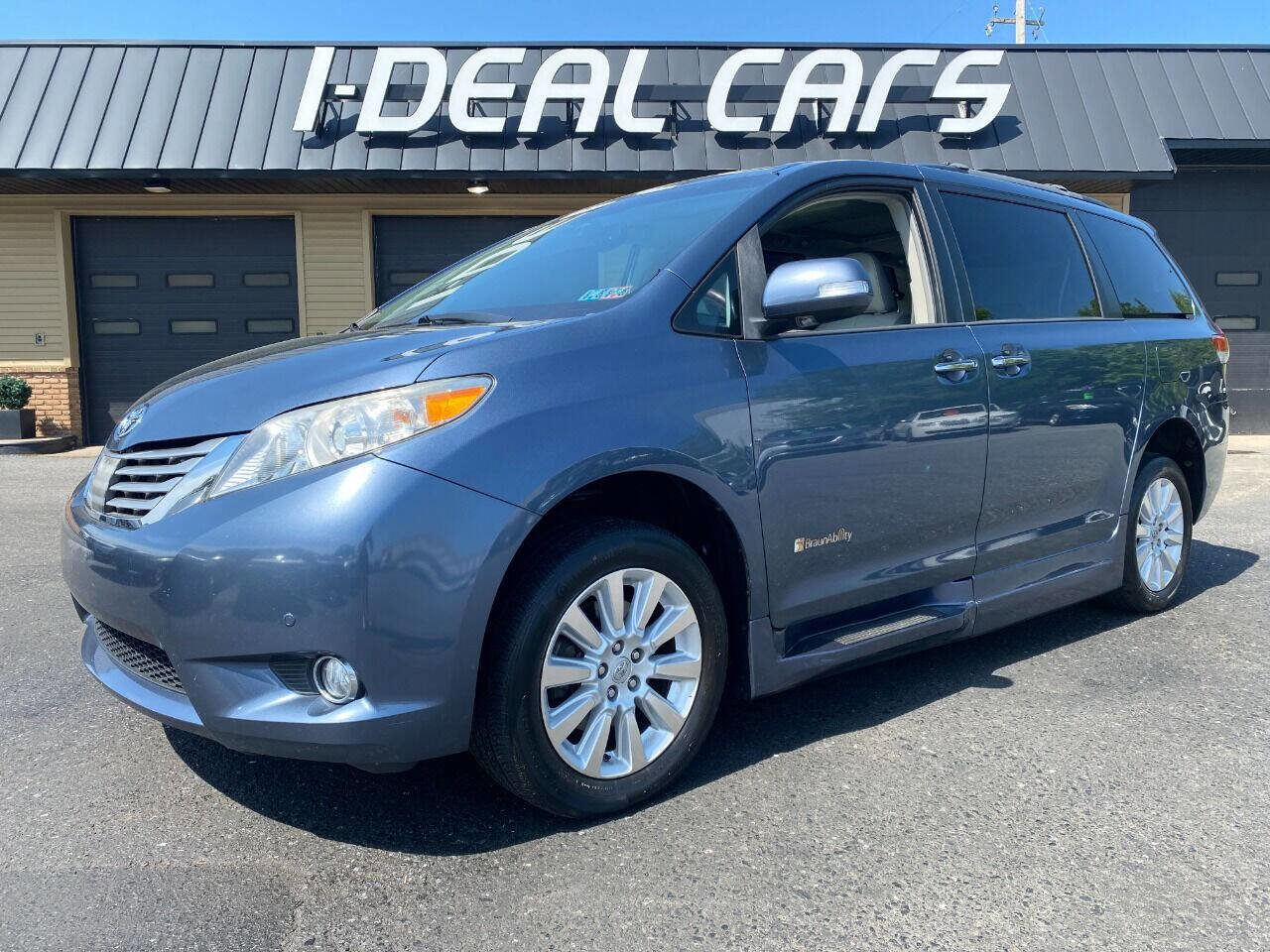 Used 2013 Toyota Sienna XLE w/ Premium Pkg image 40