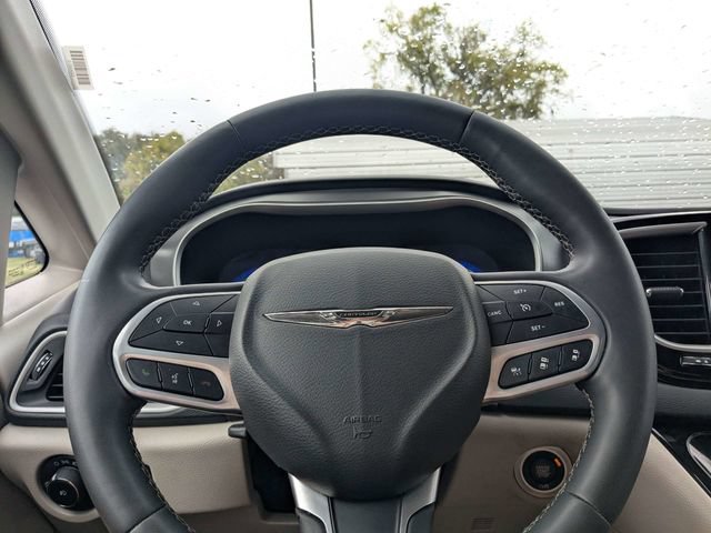 Used 2023 Chrysler Pacifica Touring-L FWD image 24