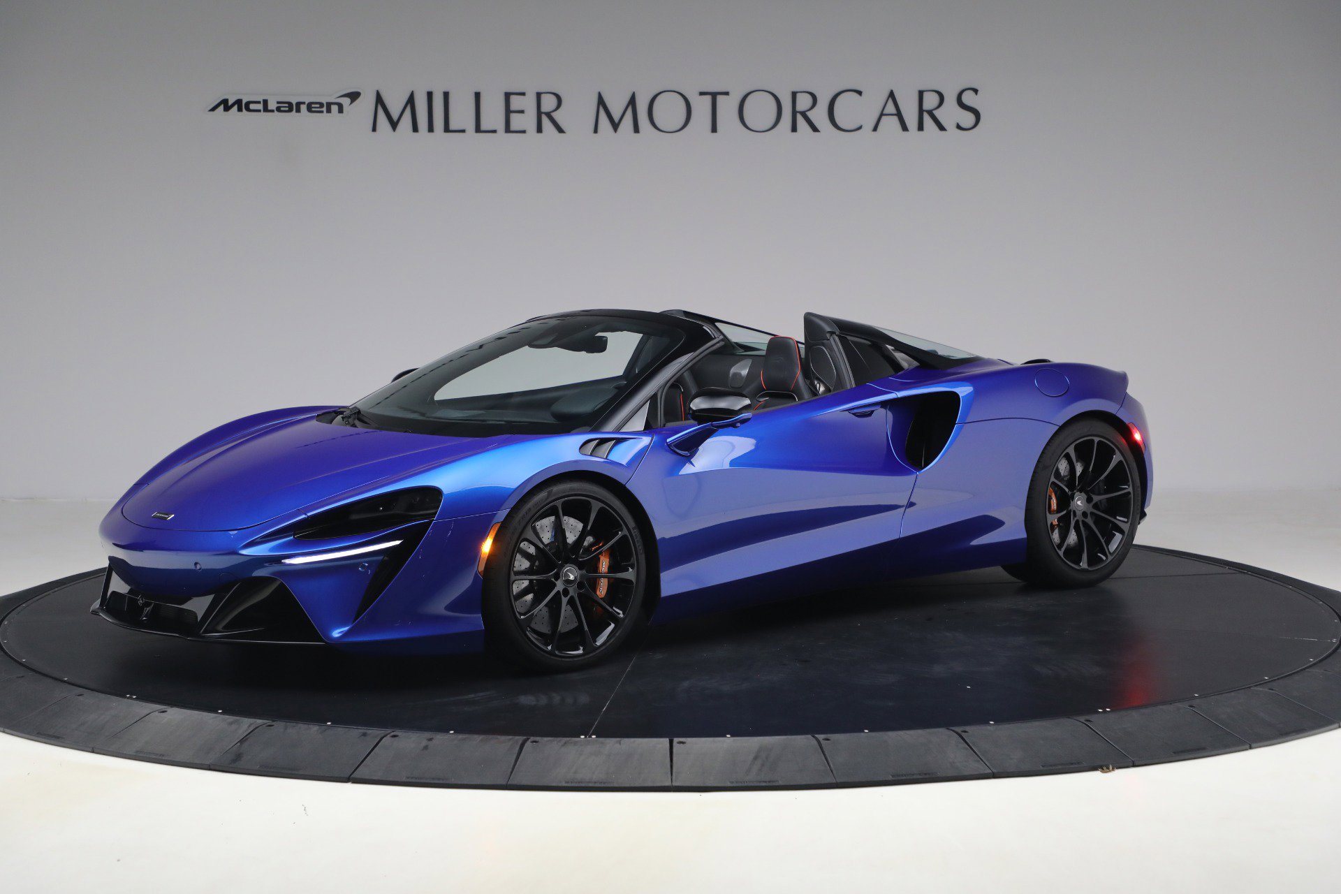 Used 2025 McLaren Artura Spider image 2