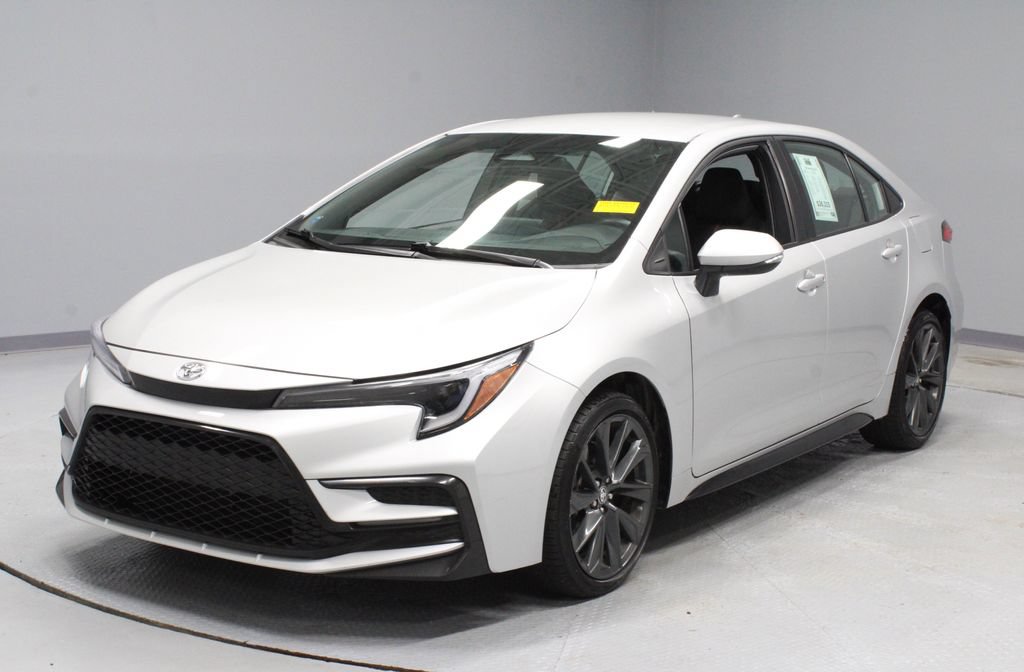 Used 2025 Toyota Corolla SE FWD image 4
