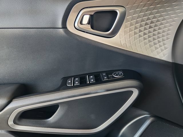Used 2025 Kia Soul LX w/ LX Technology Package FWD image 24
