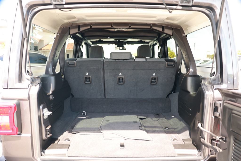 Used 2025 Jeep Wrangler Unlimited Sahara w/ Safety Group AWD/4WD image 38