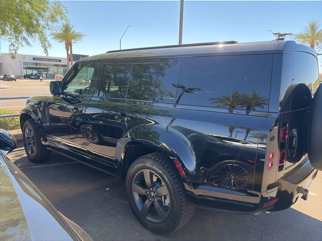 Used 2025 Land Rover Defender 130 X-Dynamic SE image 3