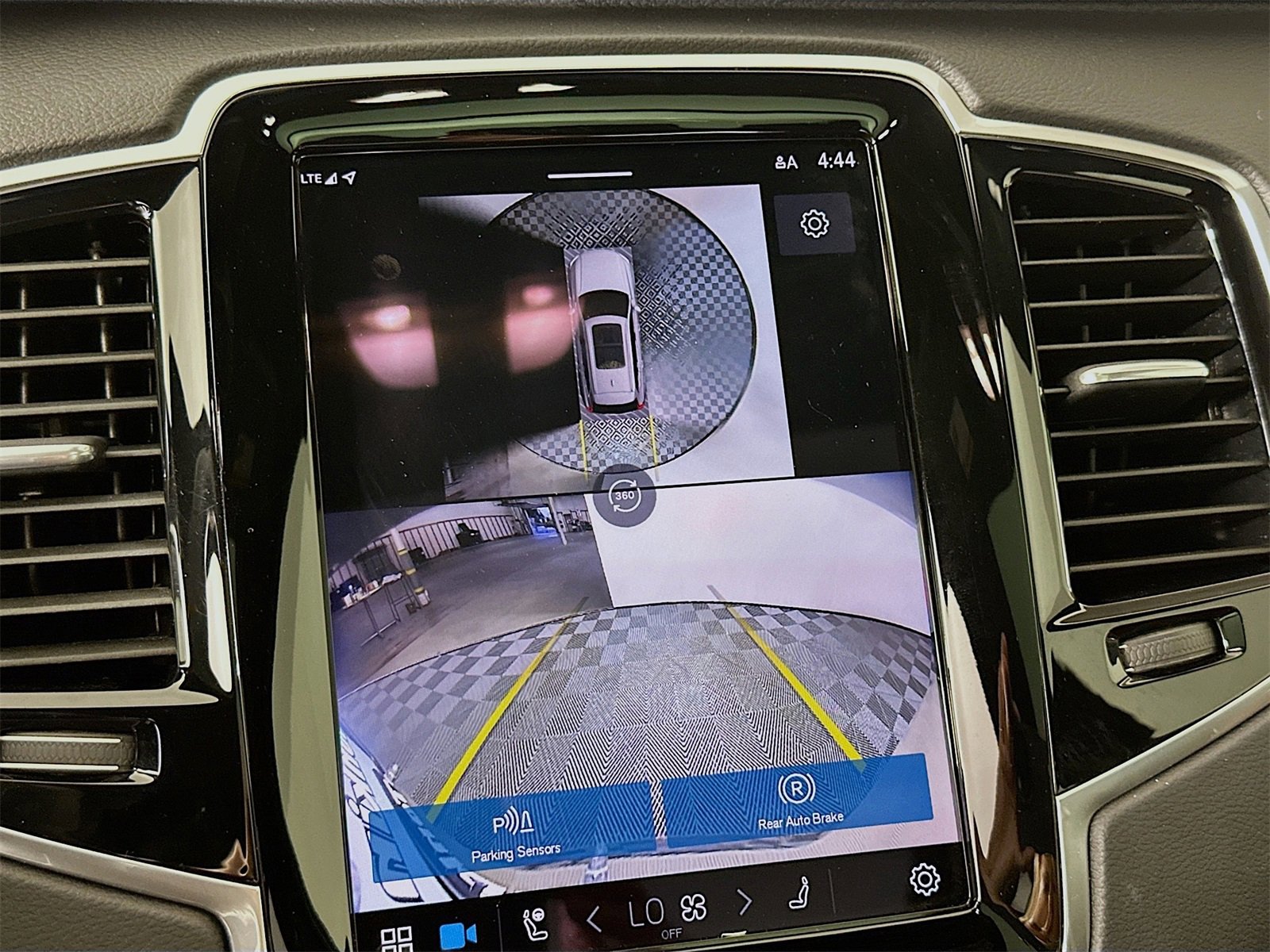 Used 2024 Volvo XC90 T8 Ultimate w/ Lounge Package image 14