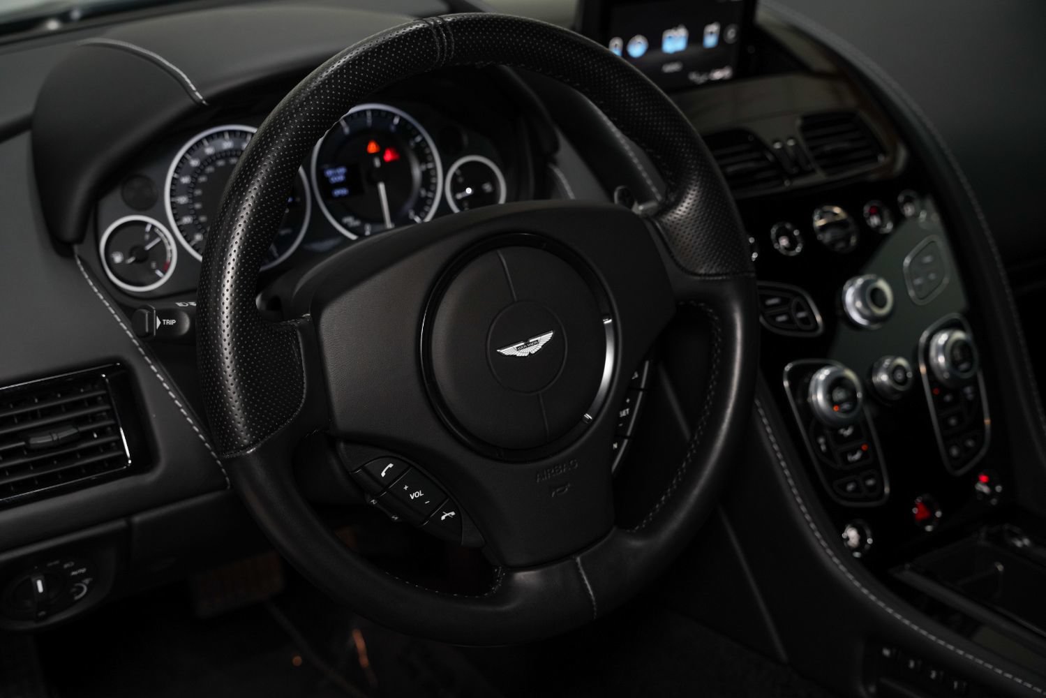Used 2017 Aston Martin V12 Vantage S RWD image 38