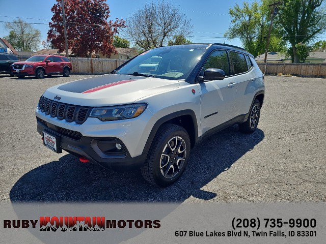 Used 2025 Jeep Compass Trailhawk AWD/4WD image 3