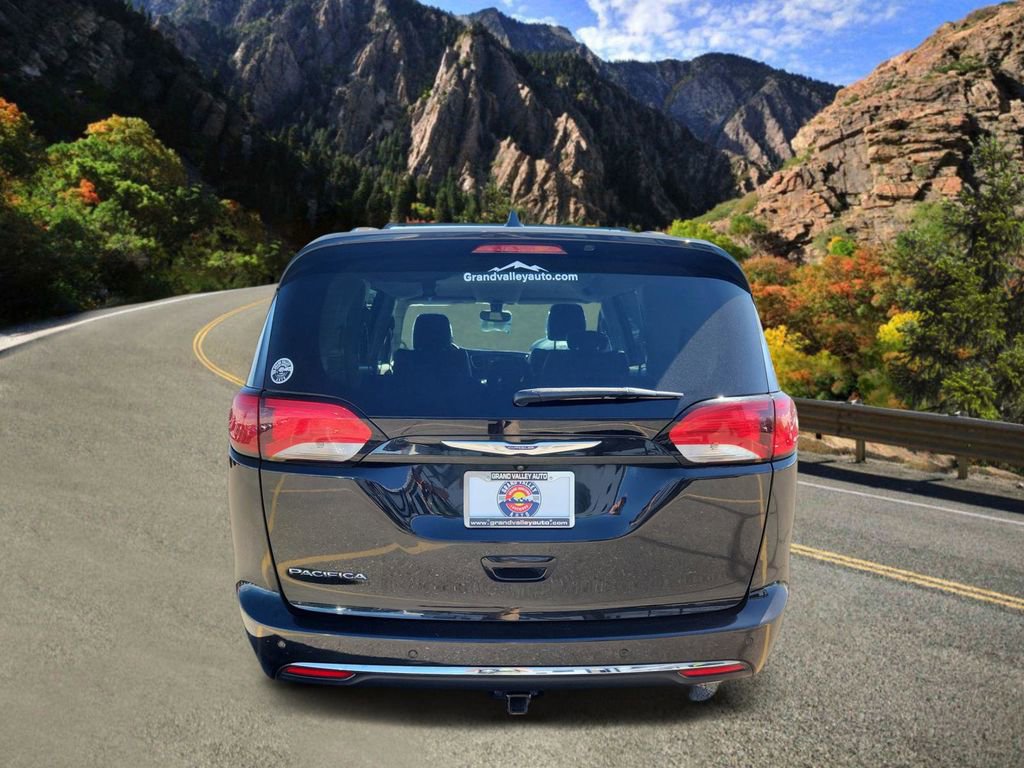 Used 2020 Chrysler Pacifica Touring-L FWD image 4