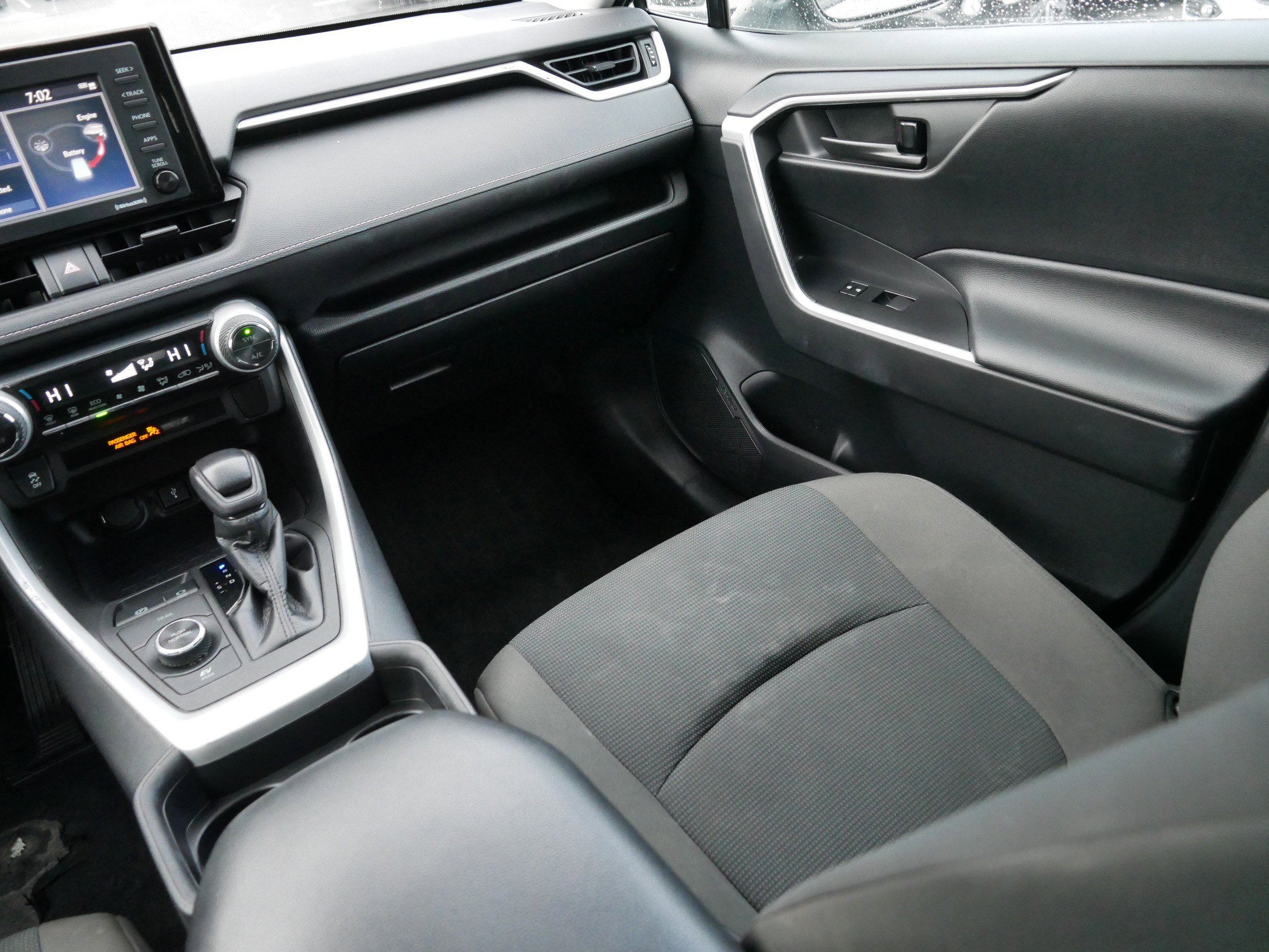 Used 2021 Toyota RAV4 LE image 11