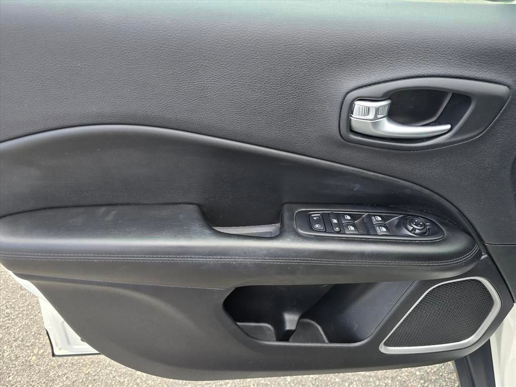 Used 2018 Jeep Compass Latitude image 9