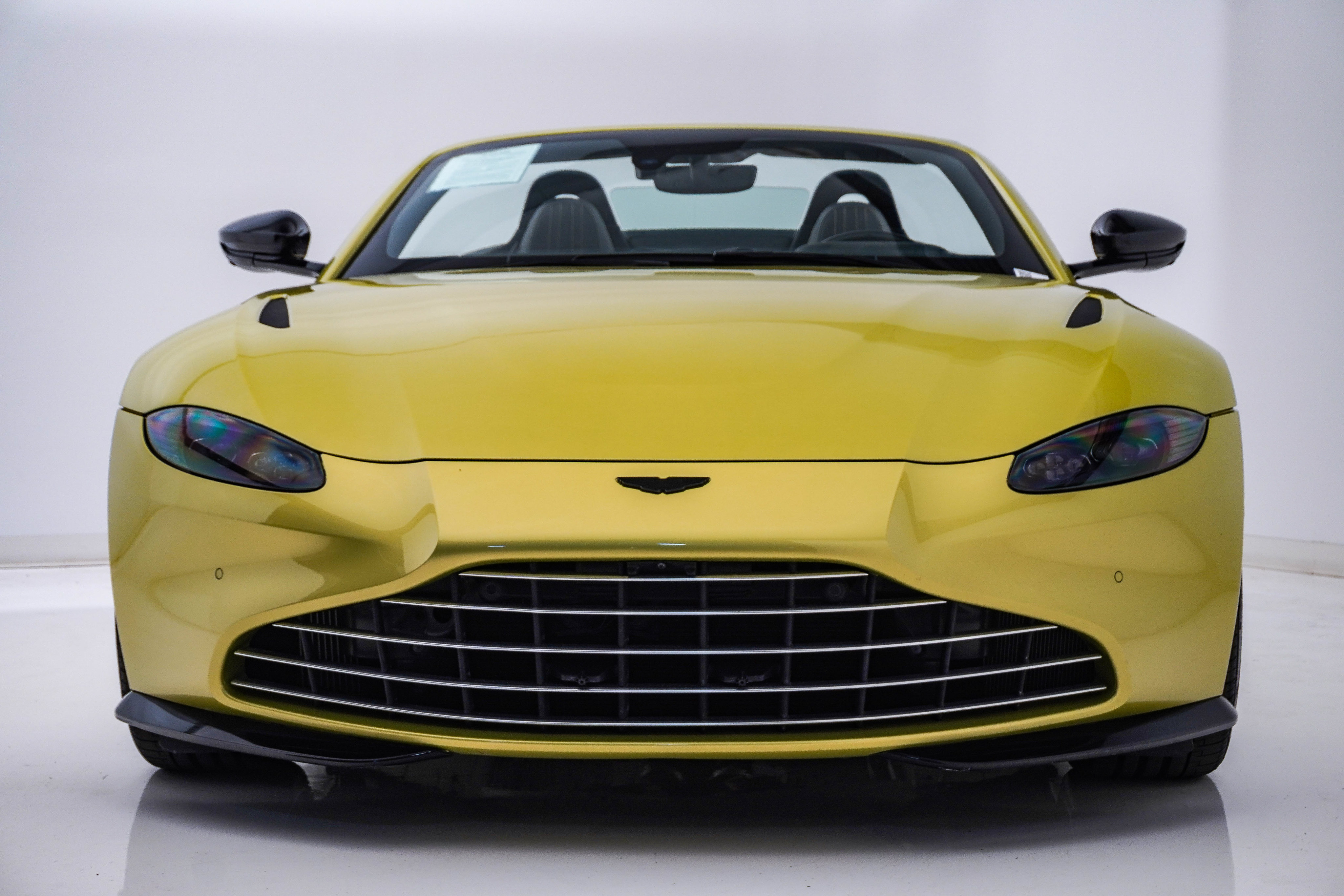 Used 2023 Aston Martin V8 Vantage Roadster RWD image 5