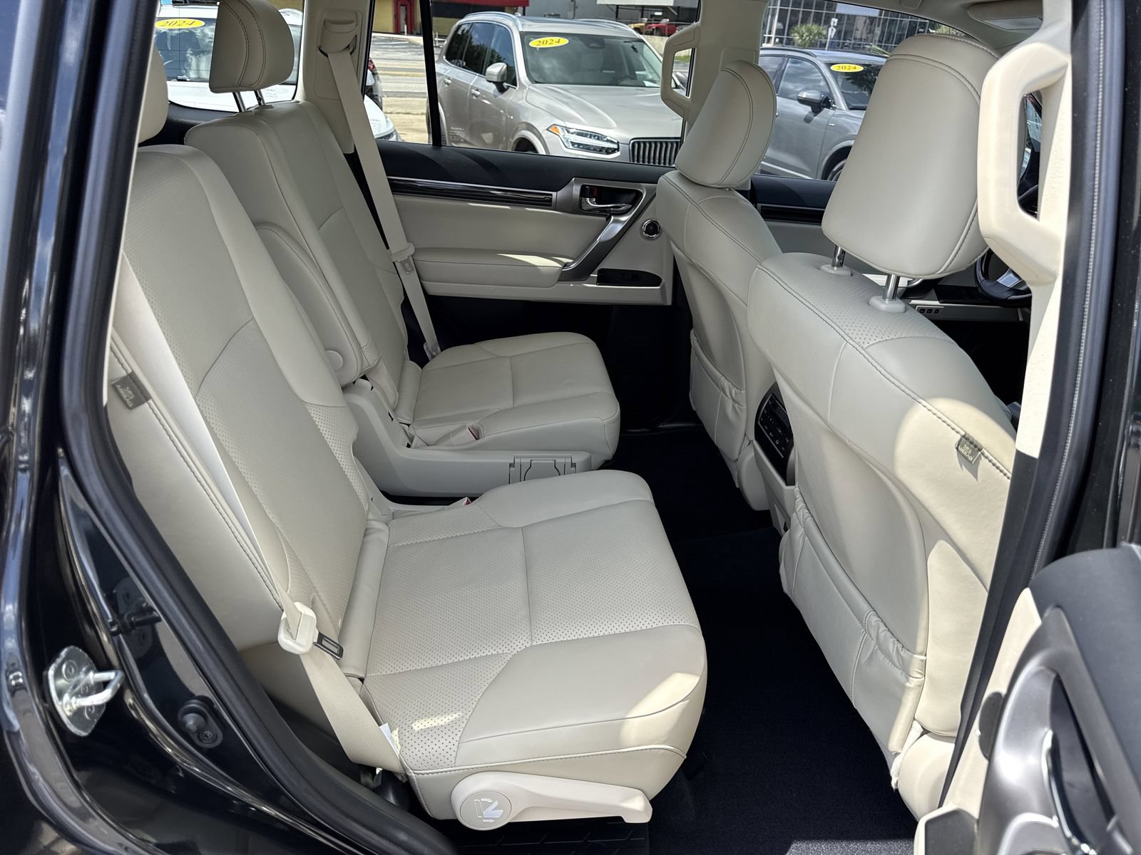 Used 2023 Lexus GX 460 Luxury w/ Sport Design Package AWD/4WD image 32