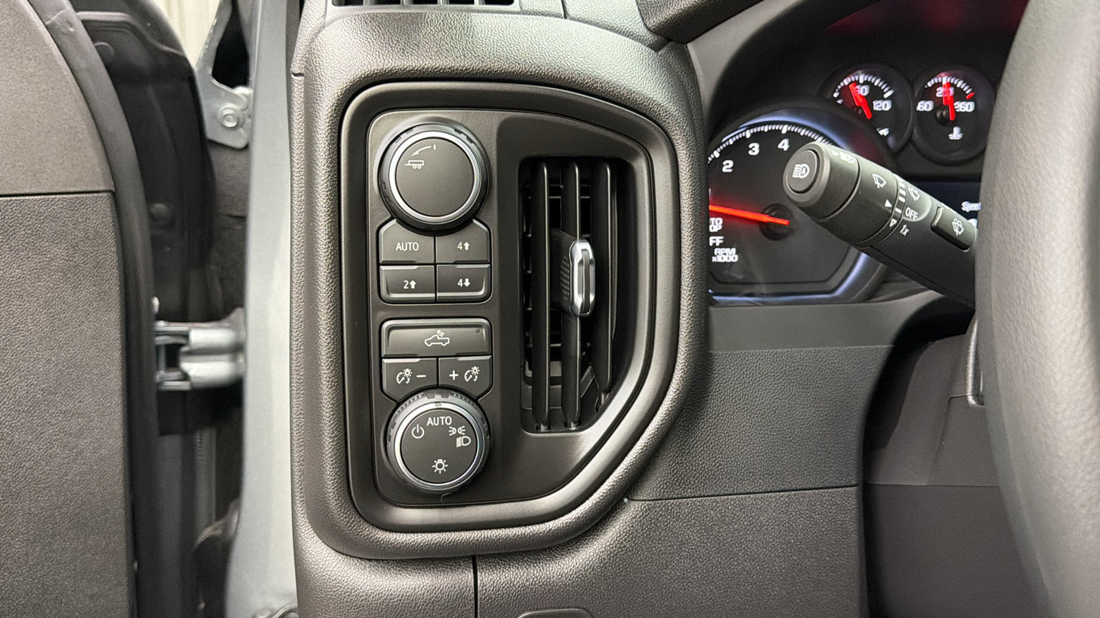 Used 2026 Chevrolet Silverado 1500 Custom Trail Boss w/ Dark Appearance Package AWD/4WD image 31